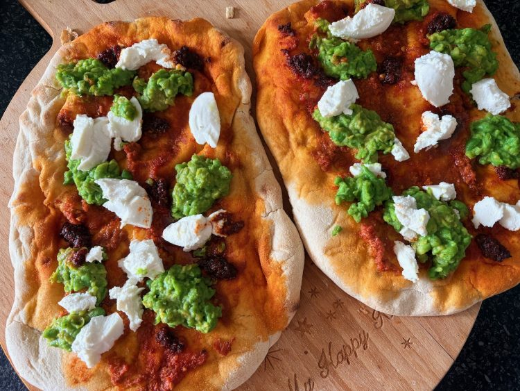 Pinsa met tuinbonen en 'nduja