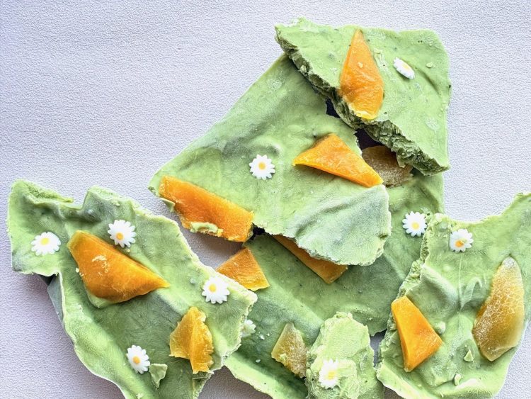Matcha yoghurt bark met mango