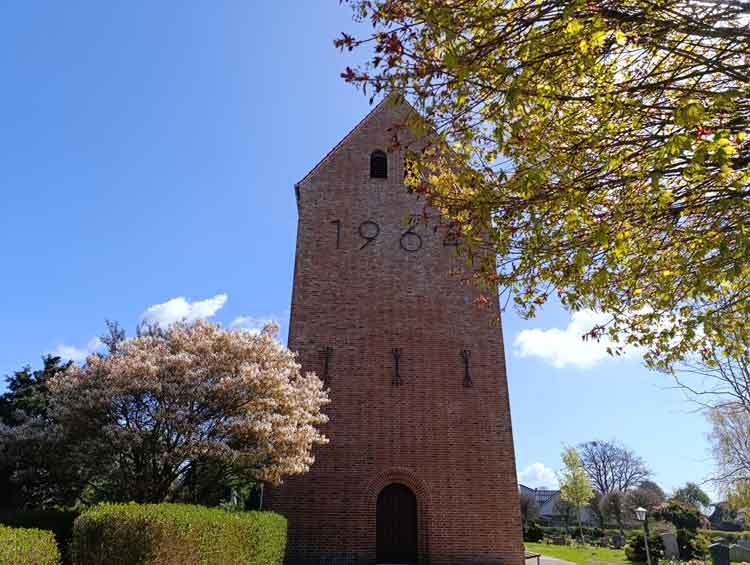 Deezbüller Apostelkirche auf dem Niebüller Stadtpfad