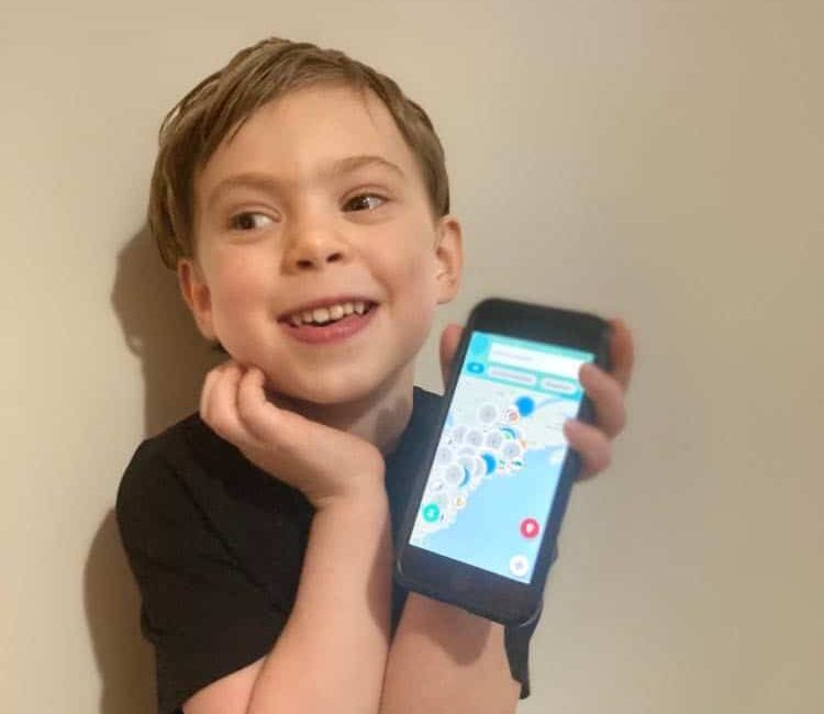 Child holding the Gowhee App