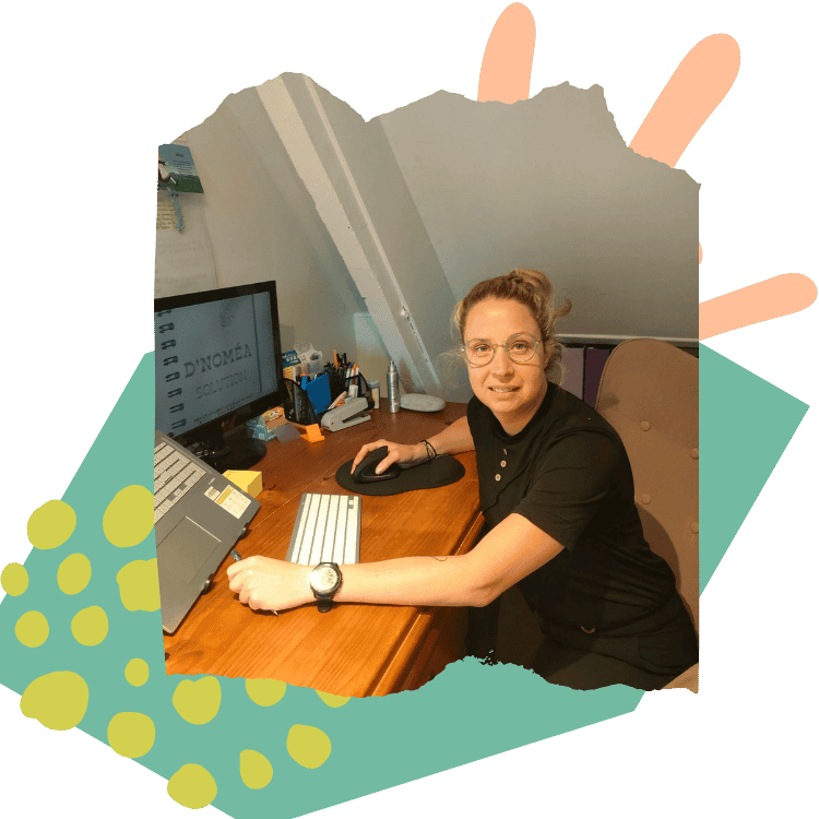 Alicia Denommey devant son ordinateur à son bureau