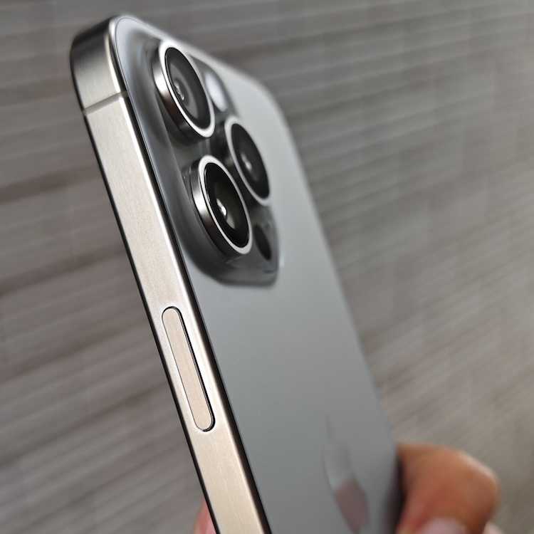 Understanding-the-Discoloration-Issue-on-iPhone-15-Pros-Natural-Titanium-Metal-Finish