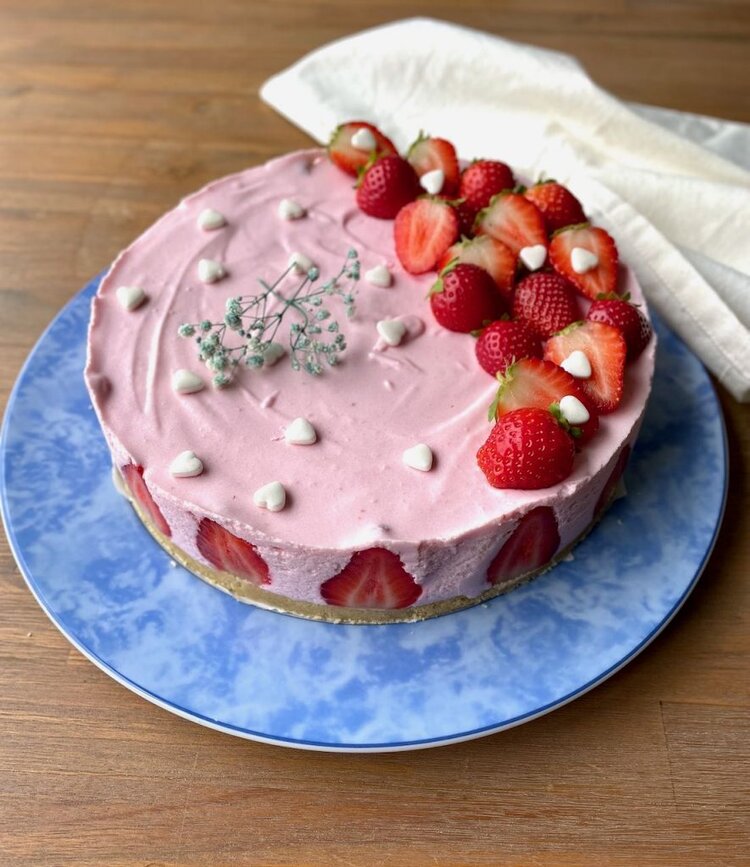 Kwarktaart met aardbeienrand