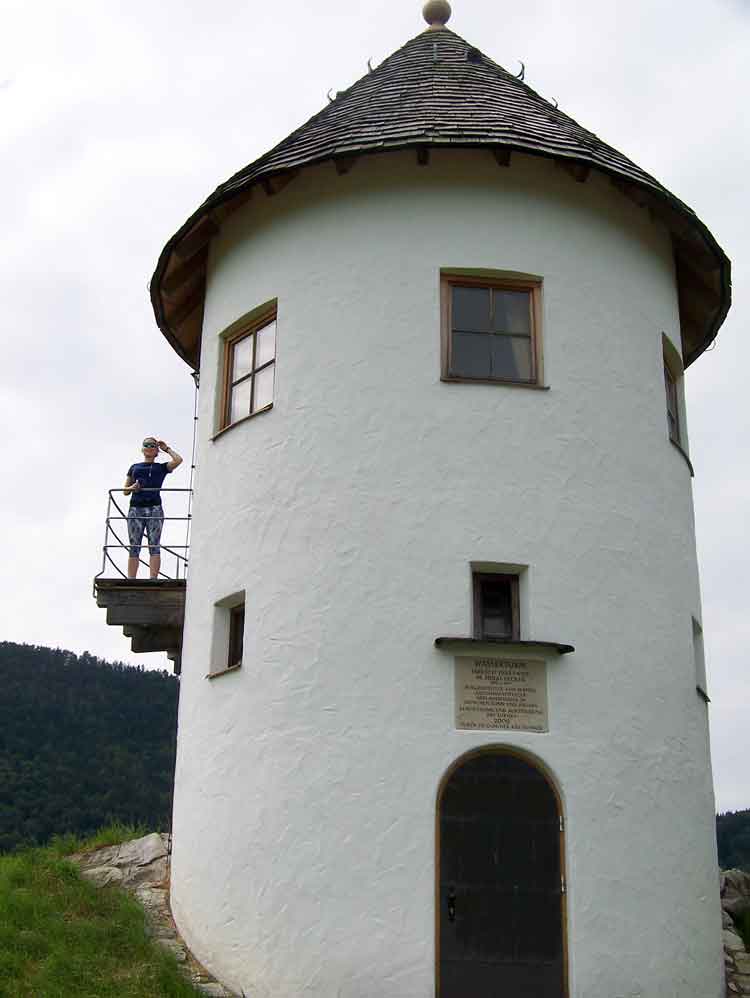 Ein alter Turm dienst zur Aussicht auf dem Salzalpensteig nach Grassau.