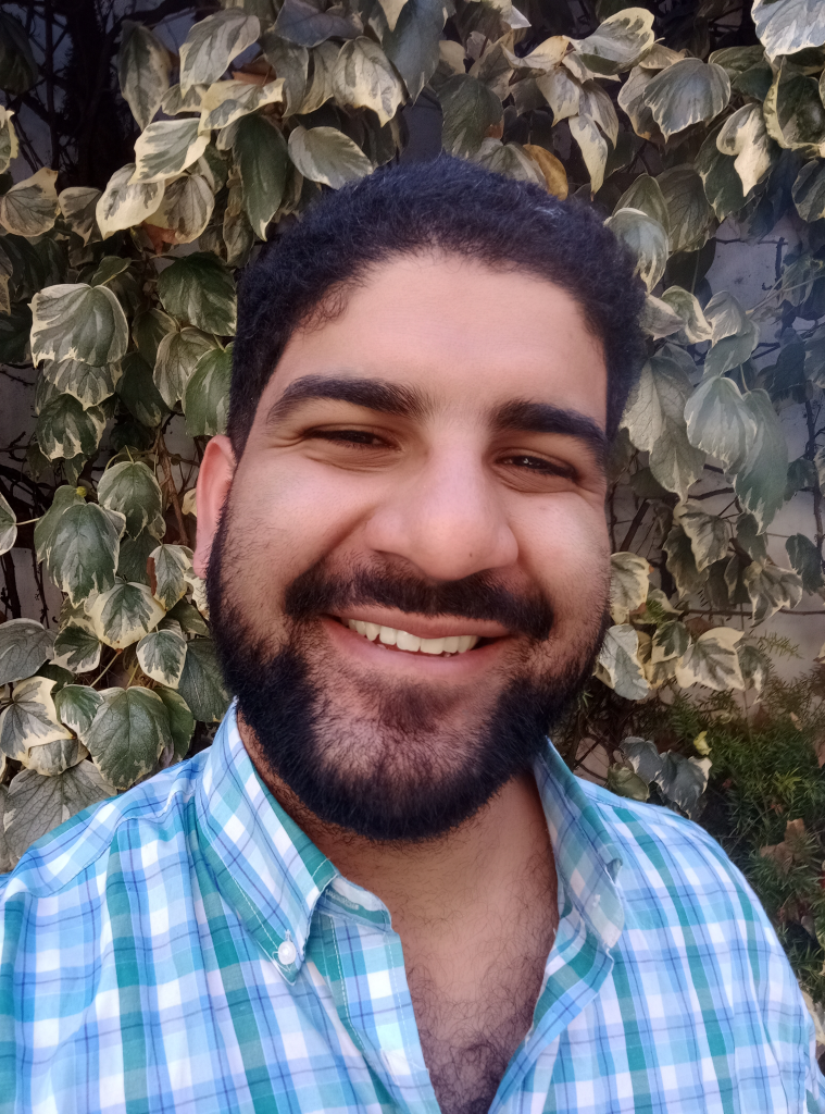 this picture shows the owner of the blog smiling, welcoming you to read