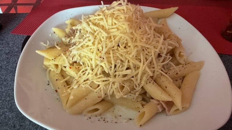 Penne mit Spargelsoße und geriebenen Käse
