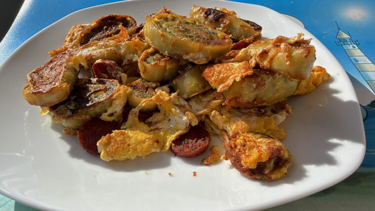 Gebratene Maultaschen mit Chorizo und Ei