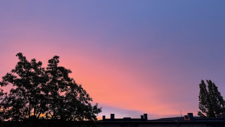 Sonnenaufgang am Freitag, unbearbeitet, direkt rotglühend wie aufgenommen mit dem iPhone