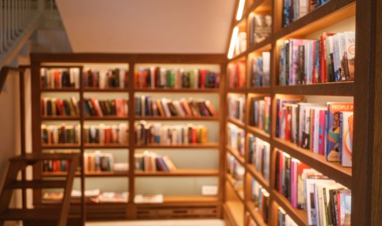 illuminare i ripiani di una libreria