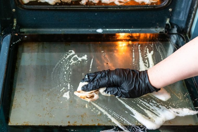 pulire il vetro del forno