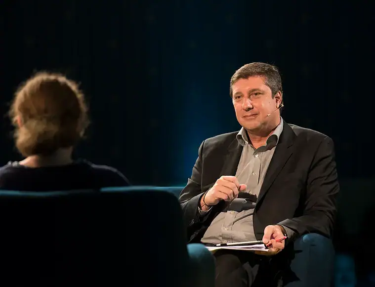 Yann Fernandez animateur journaliste corporate en action