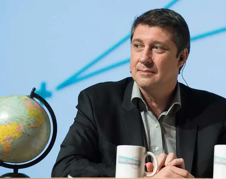 Yann Fernandez, animateur séminaire corporate, sur scène lors d'un événement d'entreprise à Paris