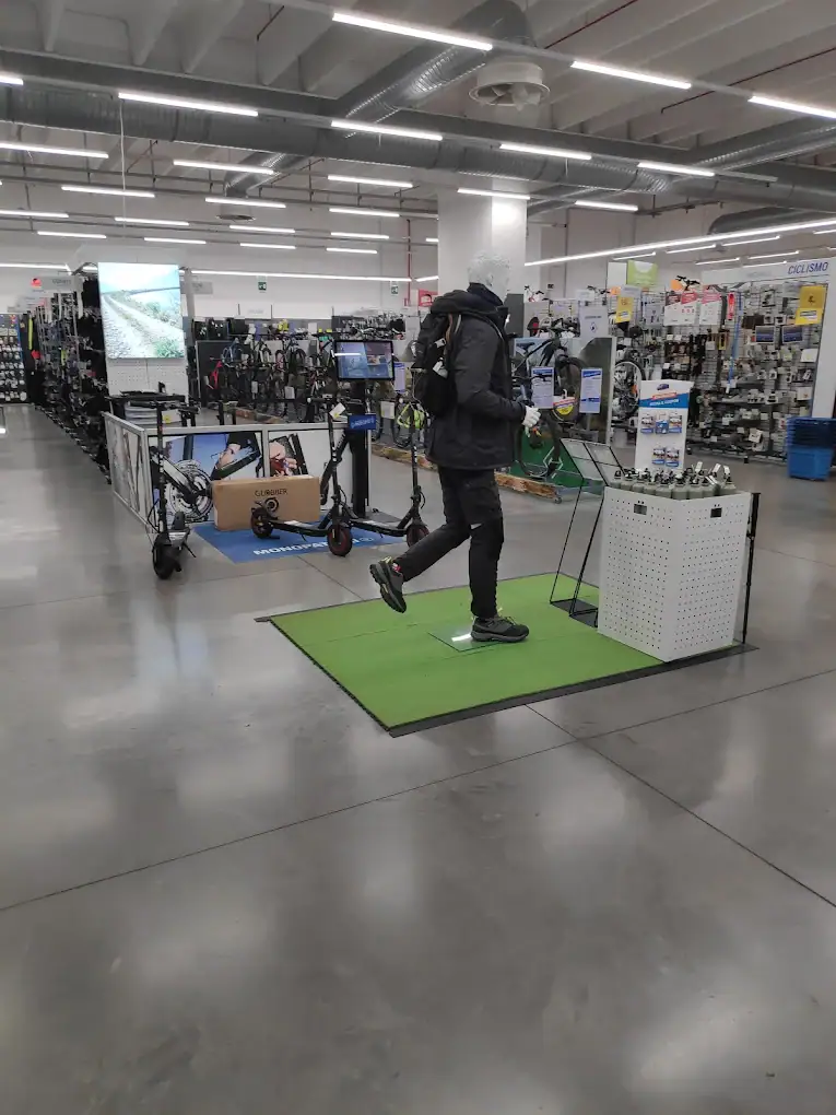 Pavimento in resina Ultratop customizzato, Decathlon Sassari