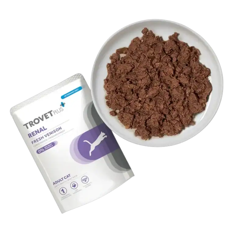 Textura del alimento húmedo Trovet Plus Renal (Venado) para gatos con ciervo, servido en plato