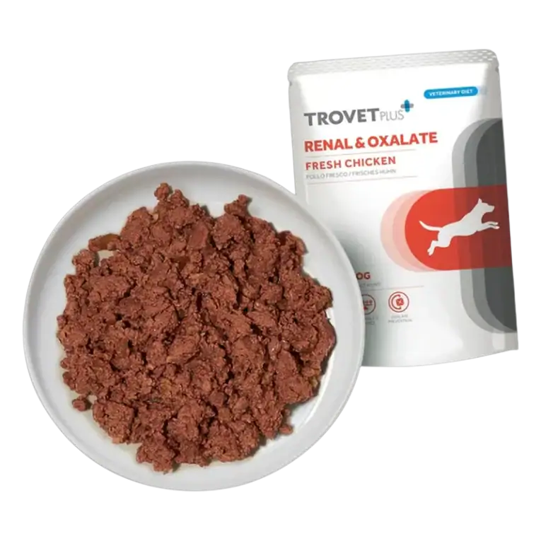 Textura del alimento h&uacute;medo Trovet Plus Renal & Oxalate para perros con pollo fresco, servido en plato