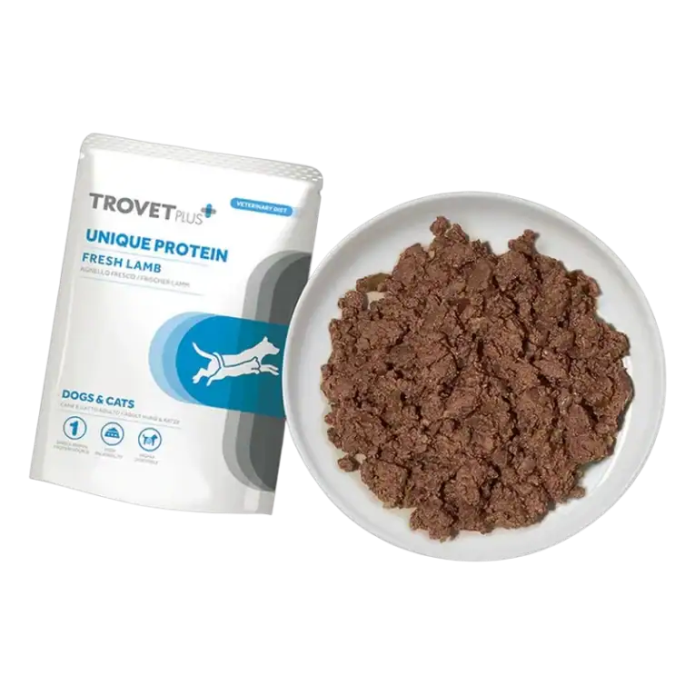 Textura del alimento h&uacute;medo Trovet Plus Unique Protein Cordero para perros y gatos con cordero, servido en plato