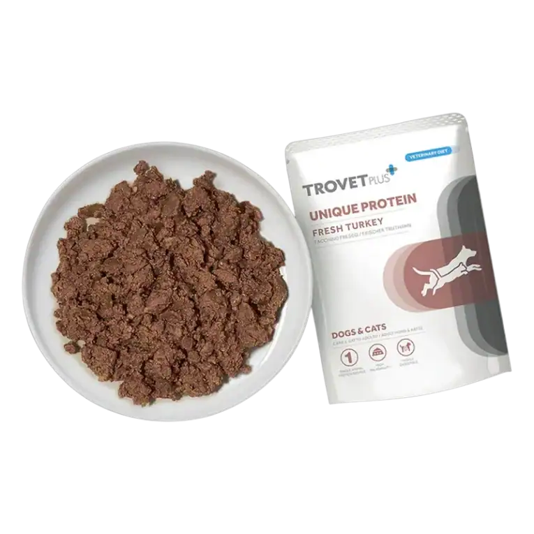 Textura del alimento húmedo Trovet Plus Unique Protein Pavo para perros y gatos con pavo, servido en plato