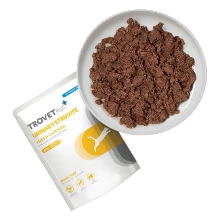 Textura del alimento húmedo Trovet Plus Urinary Struvite para gatos con pollo fresco, servido en plato