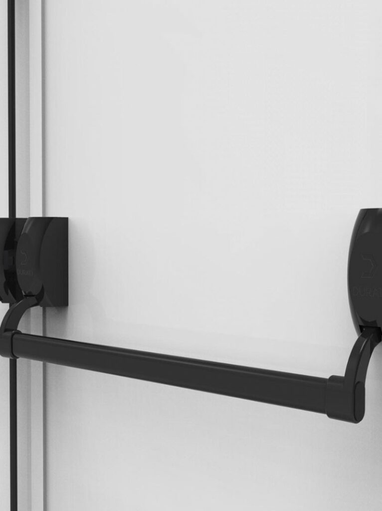 Imagem de uma porta corta-fogo com uma barra antipânico