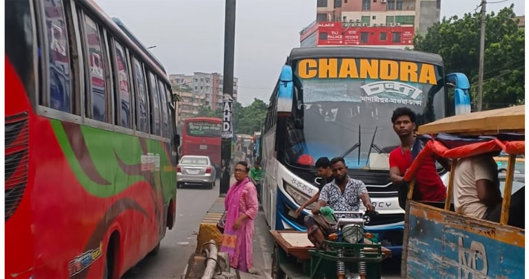 বাবুবাজার-কদমতলী রুটে তীব্র যানজট: দেখার কেউ নেই, চরম দুর্ভোগে রোগী ও কর্মজীবীরা