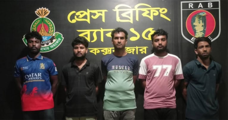দুর্গাপুরে চাঞ্চল্যকর মকবুল হত্যা মামলার প্রধান আসামী আলামিন সহ মোট ৫ জনকে  গ্রেফতার করেছে র‌্যাব-৫