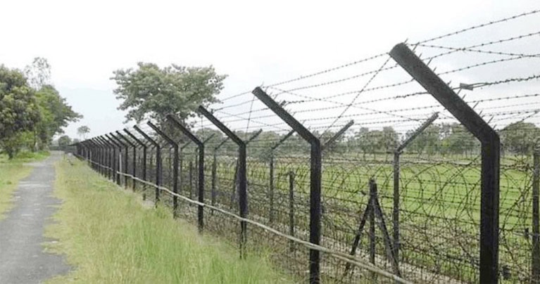 দিনাজপুর বিরল সীমান্ত এলাকা থেকে দু’বাংলাদেশীকে ধরে নিয়ে গেছে বিএসএফ এর প্রতিবাদে তাৎক্ষণিক দু’ভারতীয়কে আটক করেছে গ্রামবাসী