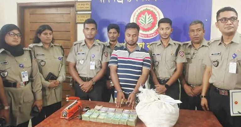 রাজশাহীতে মাদকের গড ফাদার তারেককে সাড়ে ৬ কেজি হেরোইন ও নগদ ১৩ লক্ষ টাকা সহ গ্রেফতার করেছে বিভাগীয় গোয়েন্দা শাখা