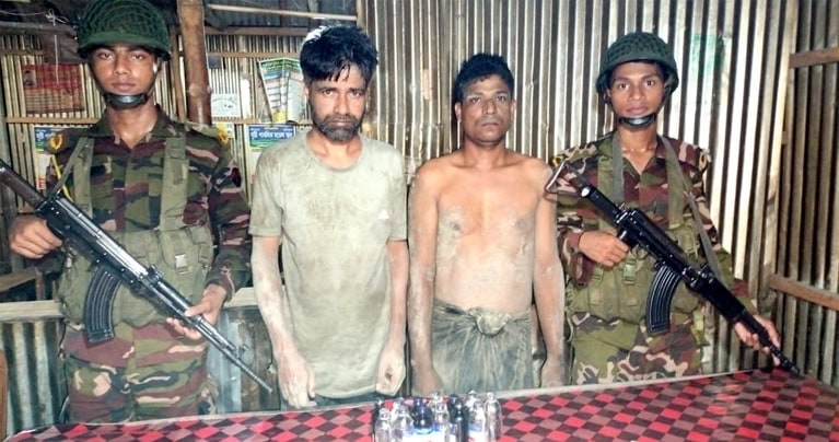 ফুলবাড়ীতে সেনাবাহিনীর মাদকবিরোধী অভিযান ফেনসিডিল উদ্ধার সহ ২জন আটক