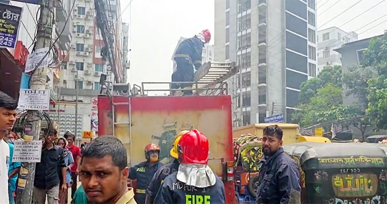 রাজধানীর গ্রীন লাইফ হাসপাতালে আগুন, নিয়ন্ত্রণে ৪ ইউনিট