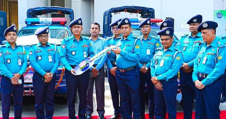 আরএমপি’র ৩ থানায় গাড়ি হস্তান্তর করলেন পুলিশ কমিশনার
