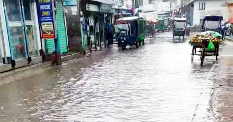 সামান্য বৃষ্টিতেই ডুবছে রোহিতপুর বডিং থেকে তালিপুর সড়ক: চরম ভোগান্তিতে এলাকাবাসী