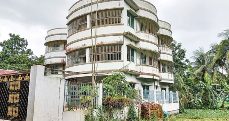 চাকরিচ্যুত মান্নানের তিনতলা বাড়ি, বিলাসবহুল গাড়ি