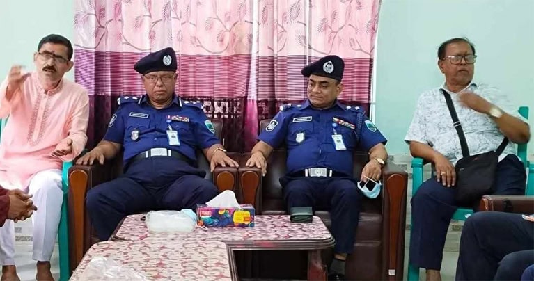 রাজশাহী রেঞ্জ ডিআইজি’র মান্দা শ্রী শ্রী রঘুনাথ জিউ মন্দির পরিদর্শন 