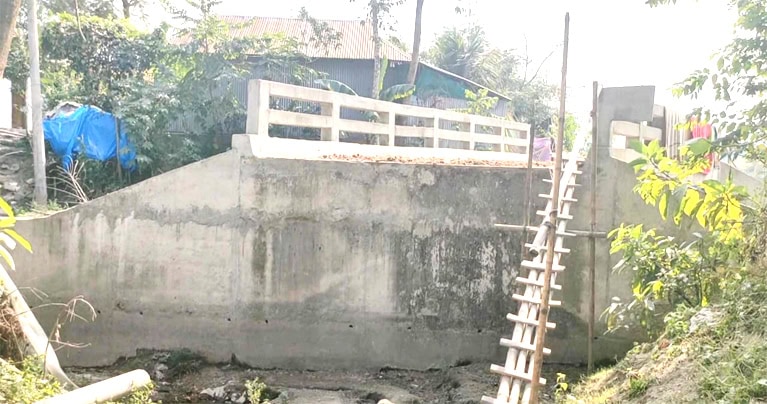 নবীনগরে সেতু আছে, নেই সংযোগ রাস্তা; ভোগান্তিতে হাজারো মানুষ