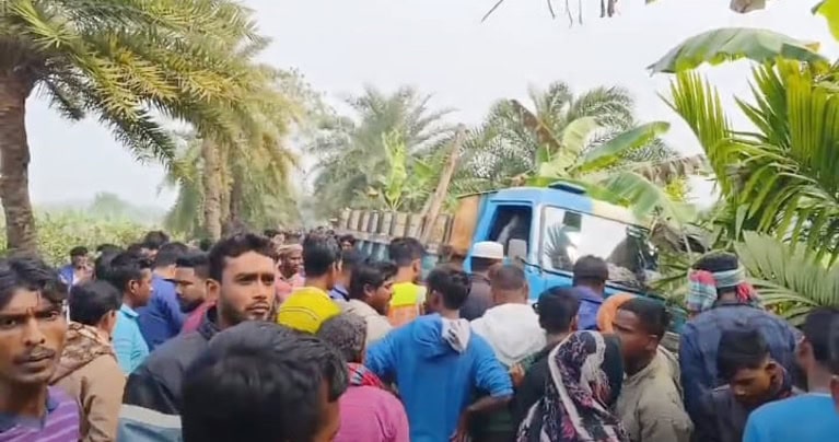 নাটোরের লালপুরে সড়ক দুর্ঘটনায় তিন মোটরসাইকেল আরোহীর মৃত্যু