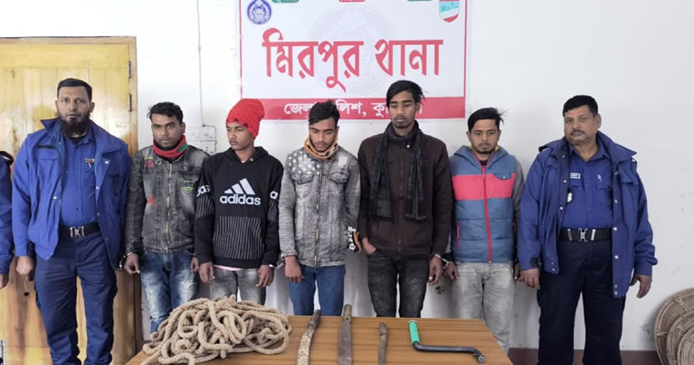 কুষ্টিয়ার মিরপুরে ডাকাতির প্রস্তুতিকালে আটক-৫, দেশীয় অস্ত্র উদ্ধার
