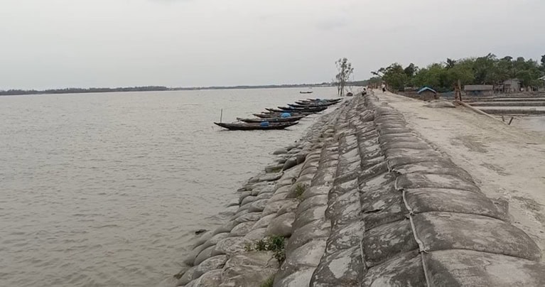 শ্যামনগরে ‘দানা’ প্রভাবে ঝড়ো হাওয়া ও গুড়ি বৃষ্টি,আতঙ্কে উপকূলীয় বাসি