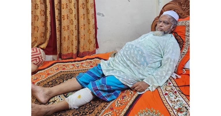 ময়মনসিংহ সিটির ভাঙ্গা রাস্তায় পড়ে এবার সাংবাদিক নজরুল আহত হয়ে হাসপাতালে