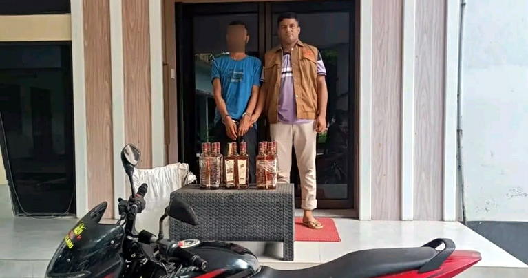 রাজশাহী জেলা গোয়েন্দা  (ডিবি) পুলিশের  অভিযানে ১২ বোতল ভারতীয় মদ এবং একটি মোটরসাইকেল উদ্ধারসহ  গ্রেফতার -১ জন