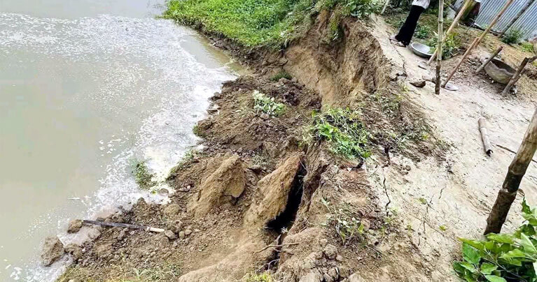 কান্দাপাড়া বাঁচানোর আকুতি: নদীগর্ভে হারিয়ে যাচ্ছে একটি জনপদ