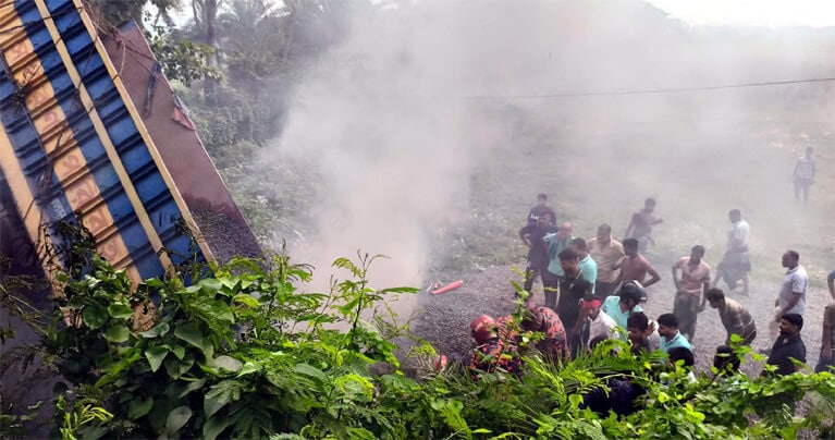 কুষ্টিয়ার ট্রাক উল্টে ড্রাইভার-হেলপার নিহত