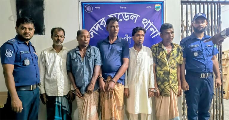গভীর রাতে শহরের ৯টি হোটেলে একযোগে তল্লাশি, প্রতারক চক্রের ৪ সদস্যসহ ৫ জন গ্রেফতার