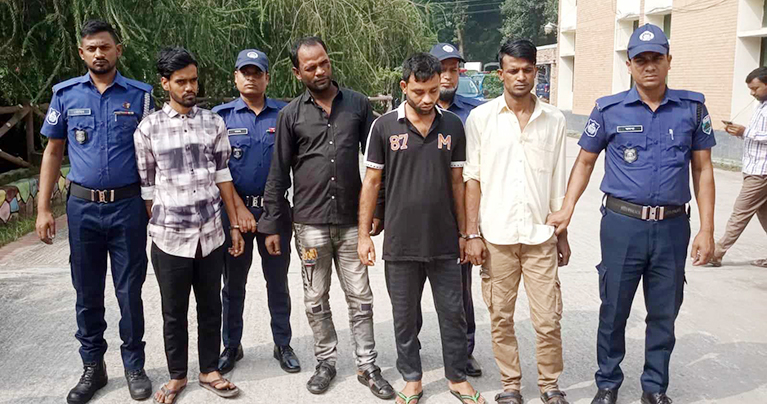নাটোর থানা পুলিশের অভিযানে ডাকাত দলের সক্রিয় ৪ সদস্য, লুন্ঠিত মালামাল ও অস্ত্র সহ গ্রেফতার