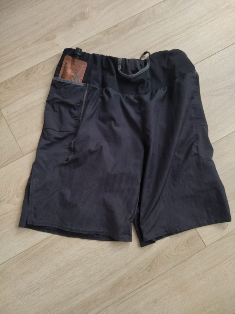 gel &eacute;nerg&eacute;tique holyfat caf&eacute; dans une poche de short