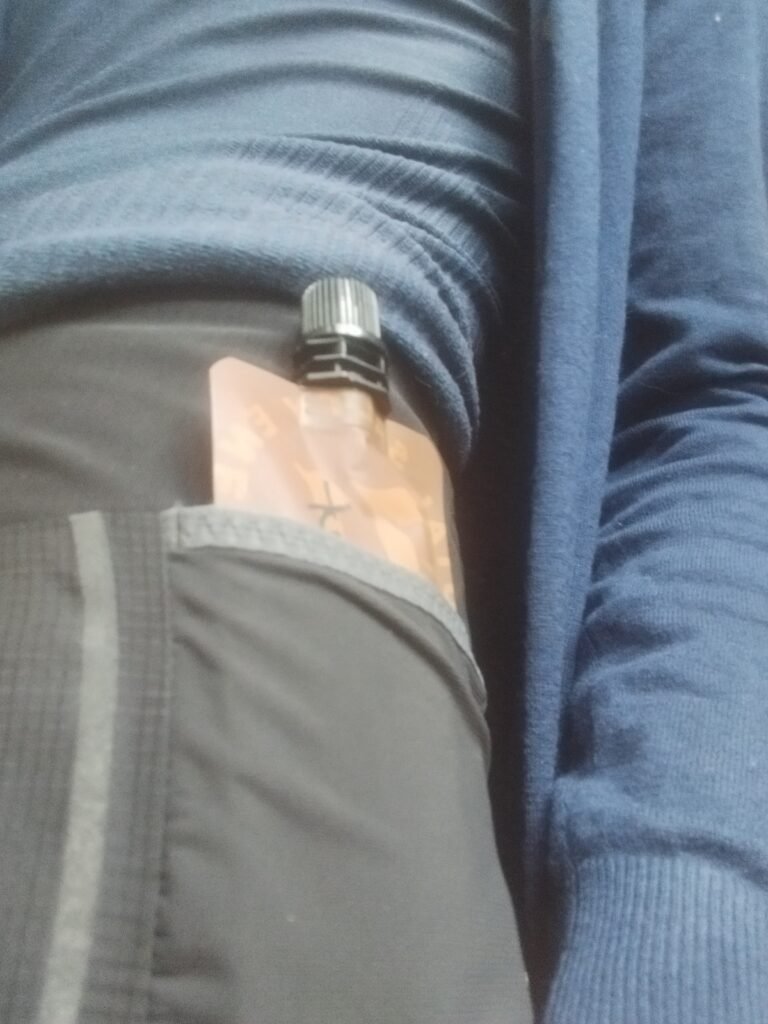 gel &eacute;nerg&eacute;tique holyfat caf&eacute; dans une poche de short vue de pr&egrave;s