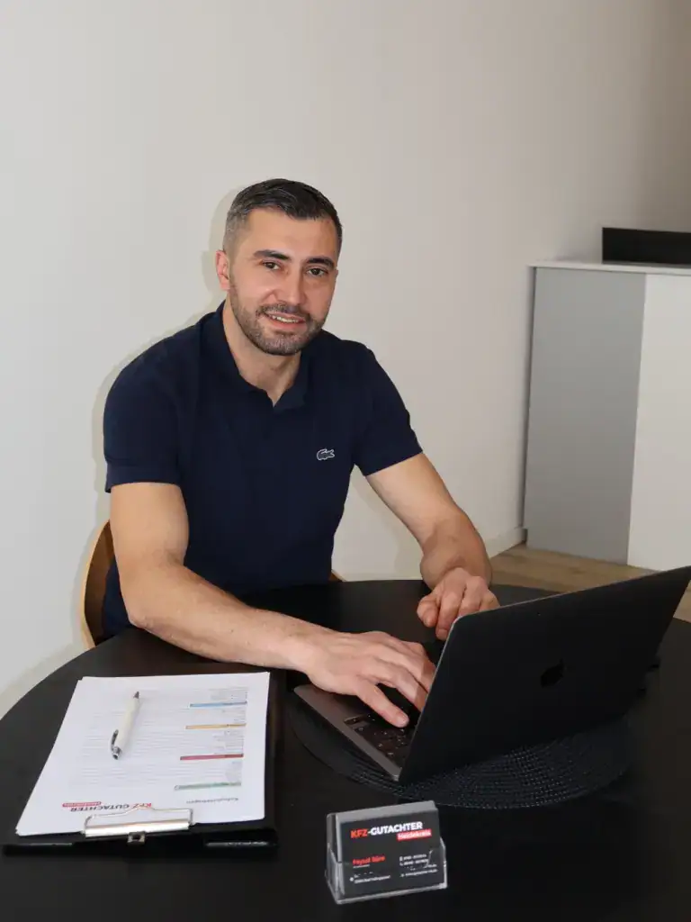 Gutachter am Schreibtisch