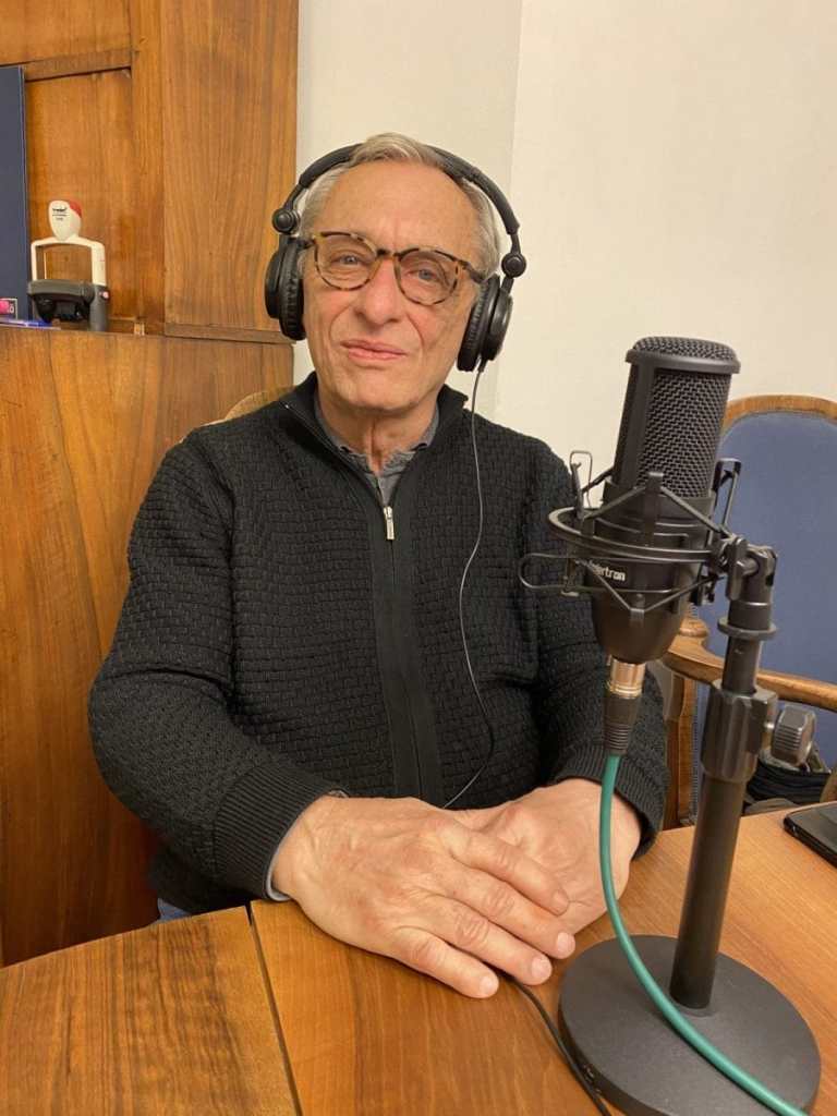 Richard Hollinek vor dem Mikrofon beim Interview