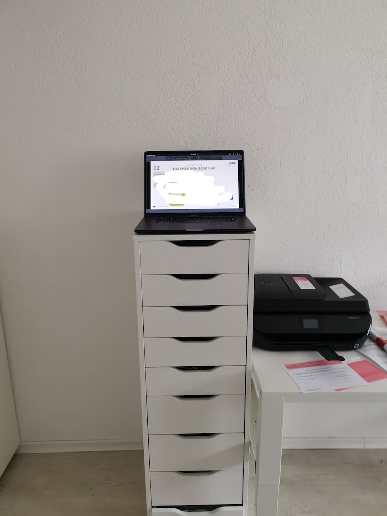 Statt Stehschreibtisch ein Schubladenschrank von Ikea und das MacBook Pro drauf abgestellt