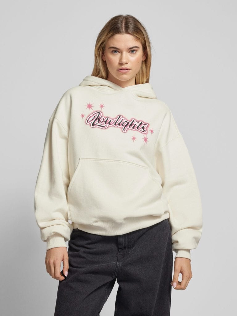 Bluzy Y2K – modne fasony i pomysły na stylizacje