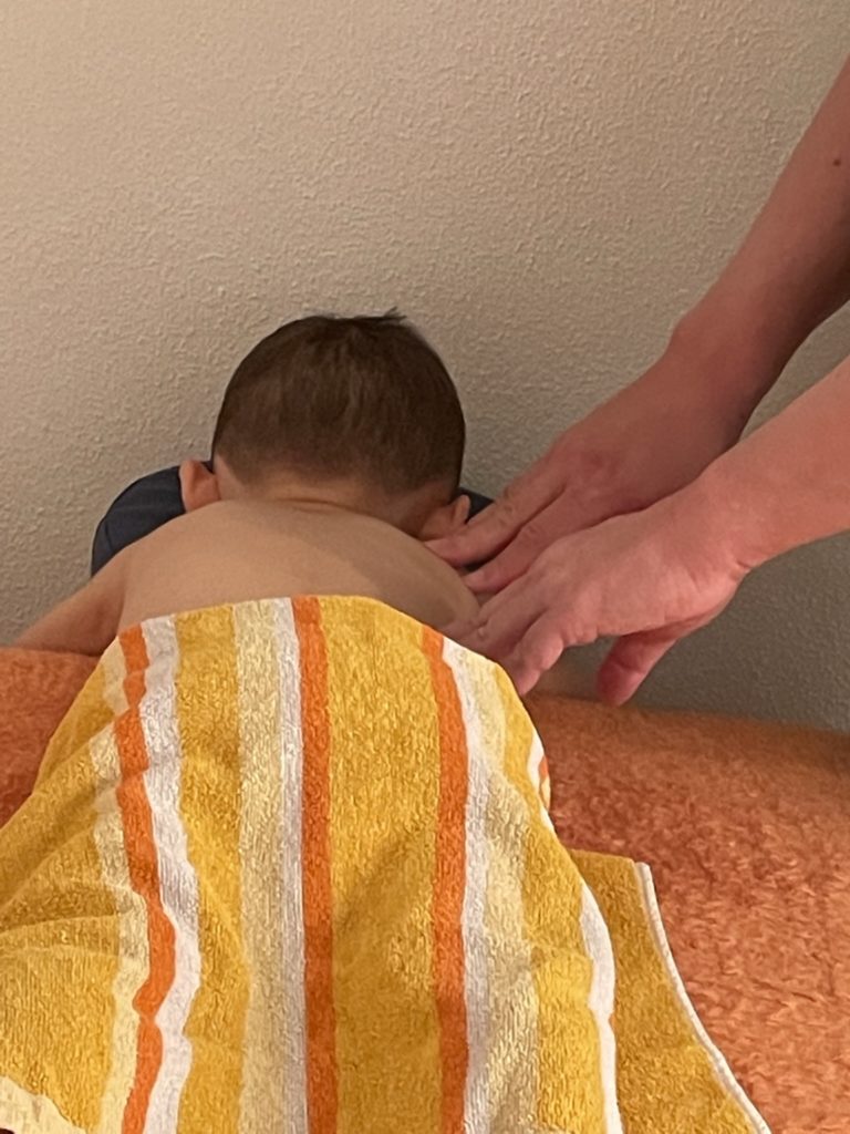 Bild: Kind bei der Behandlung 2